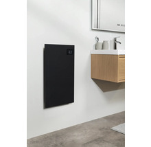 Koupelna s černým topným panelem na stěně vedle umyvadla