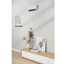 Nástěnný ohřívač nad příborníkem s dekorací a obrazy.