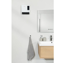 Moderní koupelna s ohřívačem, zrcadlem, umyvadlem a ručníkem