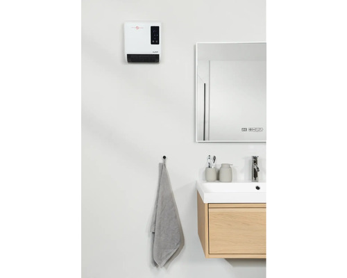 Moderní koupelna s ohřívačem, zrcadlem, umyvadlem a ručníkem