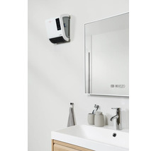 Koupelna s topným ventilátorem, zrcadlem, umyvadlem, vodovodní baterií, ručníkem a doplňky