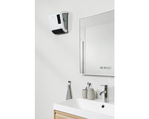 Koupelna s topným ventilátorem, zrcadlem, umyvadlem, vodovodní baterií, ručníkem a doplňky