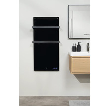 Koupelna s černým radiátorem na ručníky, zrcadlem a skříňkou pod umyvadlo