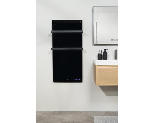 Koupelna s černým radiátorem na ručníky, zrcadlem a skříňkou pod umyvadlo