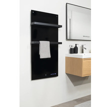 Koupelna s černým ohřívačem ručníků, ručníkem a umyvadlem