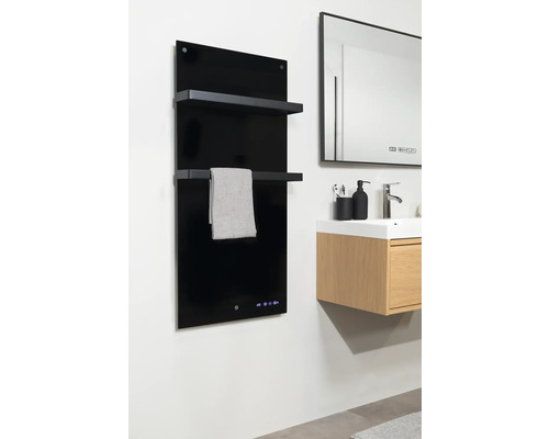 Koupelna s černým ohřívačem ručníků, ručníkem a umyvadlem