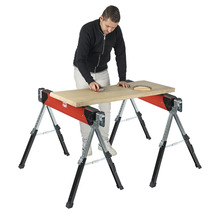 Muž brousí dřevěnou desku na nastavitelném pracovním stole.