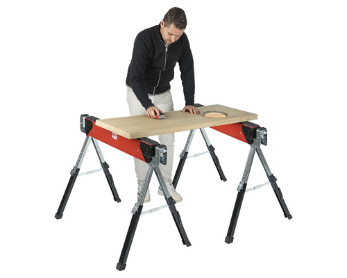 Muž brousí dřevěnou desku na nastavitelném pracovním stole.