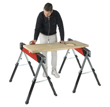 Řemeslník brousí dřevěnou desku na dvou kozech