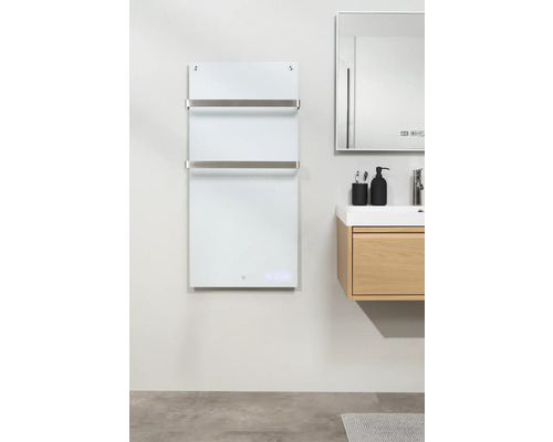 Moderní koupelna s ohřívačem ručníků, umyvadlem a zrcadlem