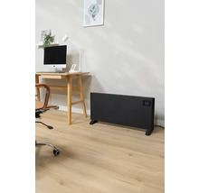 Kancelář se stolem, počítačem, kancelářskou židlí a černým radiátorem