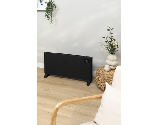 Černý radiátor v obývacím pokoji