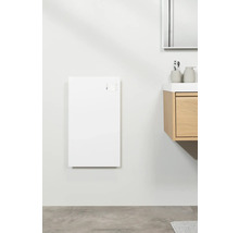 Moderní koupelna s bílým radiátorem na stěně vedle umyvadla