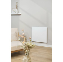 Obývací pokoj s infračerveným ohřívačem na zdi vedle křesla