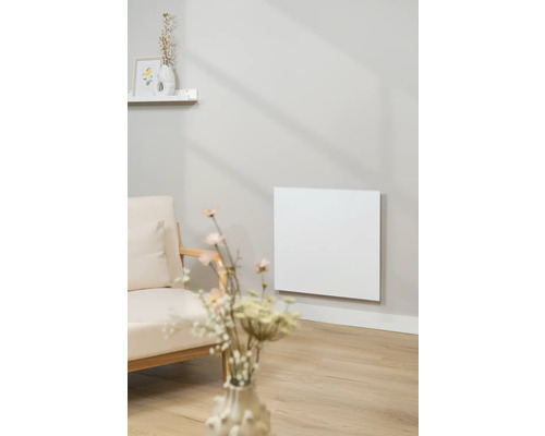 Obývací pokoj s infračerveným ohřívačem na zdi vedle křesla