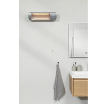 Koupelna s infračerveným zářičem na zdi, umyvadlem a zrcadlem