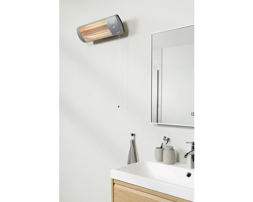 Koupelna s infračerveným ohřívačem namontovaným na stěně