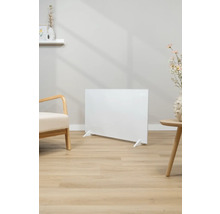 Bílý radiátor ve světlé místnosti