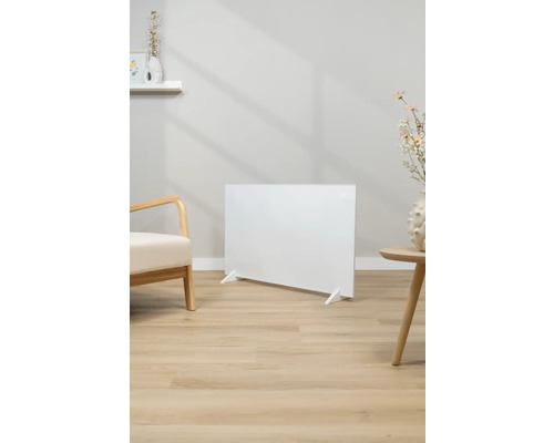 Bílý radiátor ve světlé místnosti