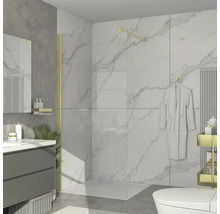 Koupelna se sprchou, umyvadlovou skříňkou a toaletou ve světlém provedení