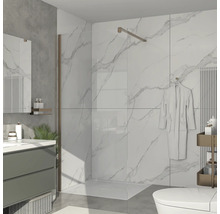 Moderní koupelna se sprchou, umyvadlem a toaletou.