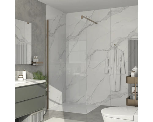 Moderní koupelna se sprchou, umyvadlem a toaletou.