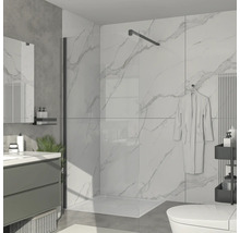 Světlá koupelna se sprchou, umyvadlem a toaletou