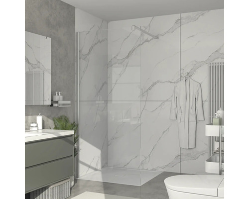 Koupelna se sprchou, umyvadlem, zrcadlem a toaletou ve světlém designu