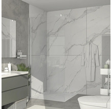 Moderní koupelna s bezbariérovým sprchovým koutem, umyvadlovou skříňkou a mramorovými obklady