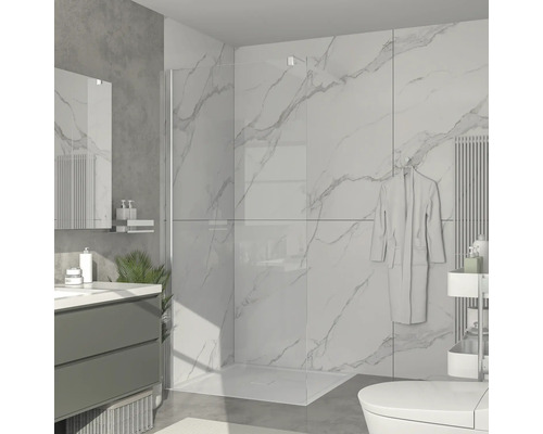 Moderní koupelna s bezbariérovým sprchovým koutem, umyvadlovou skříňkou a mramorovými obklady