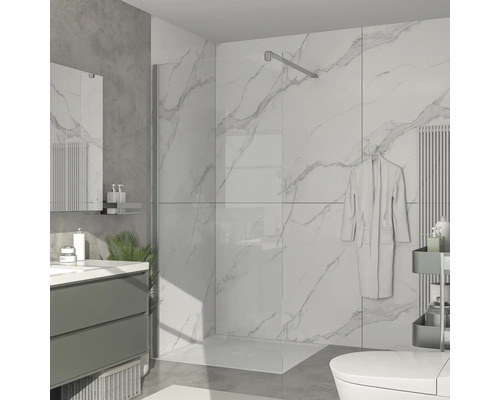 Moderní koupelna s sprchovým koutem, umyvadlovou skříňkou a toaletou