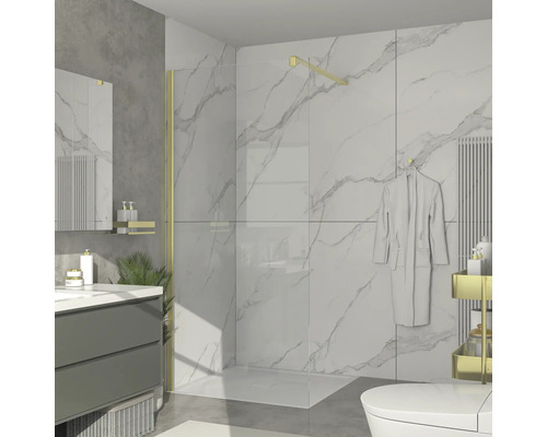 Moderní koupelna se sprchou, umyvadlem a toaletou před bílou mramorovou stěnou