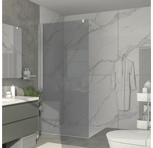 Moderní koupelna se sprchovým koutem, umyvadlem, toaletou a radiátorem