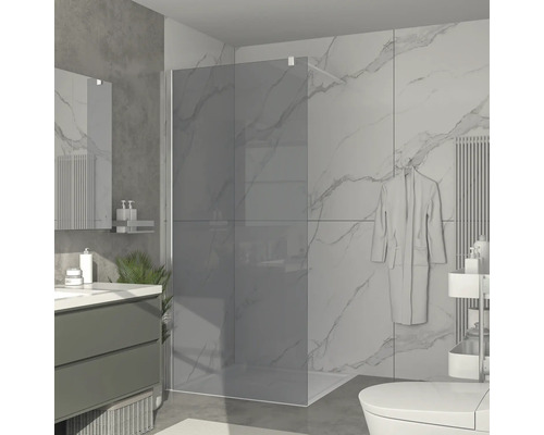 Moderní koupelna se sprchovým koutem, umyvadlem, toaletou a radiátorem