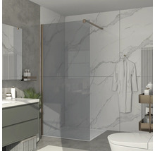 Moderní koupelna se skleněnou sprchovou zástěnou, umyvadlem a toaletou