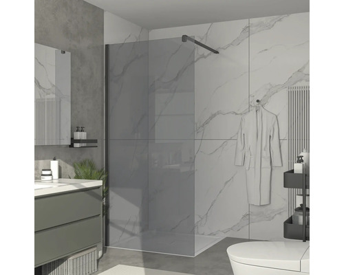 Koupelna se skleněnou sprchovou zástěnou, umyvadlem a toaletou.