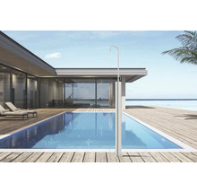 Kovová venkovní sprcha u bazénu na dřevěné terase