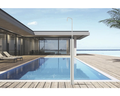 Kovová venkovní sprcha u bazénu na dřevěné terase