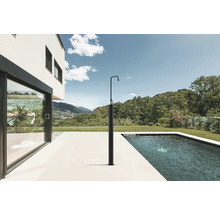 Venkovní sprcha vedle bazénu na terase