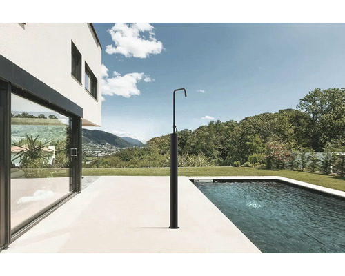 Venkovní sprcha vedle bazénu na terase