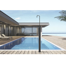 Venkovní sprcha vedle bazénu na dřevěné terase