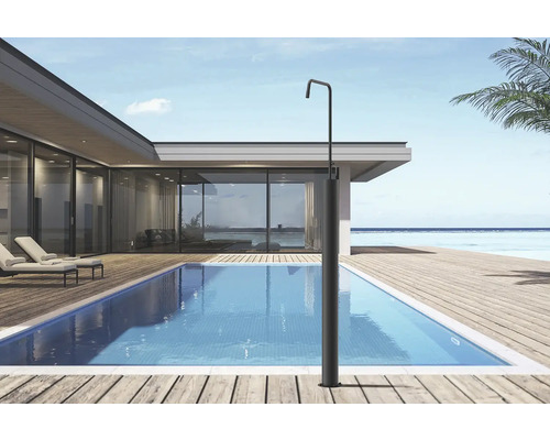 Venkovní sprcha vedle bazénu na dřevěné terase