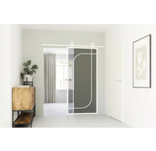 Interiérová fotografie s posuvným dveřním systémem, komodou a pokojovou rostlinou