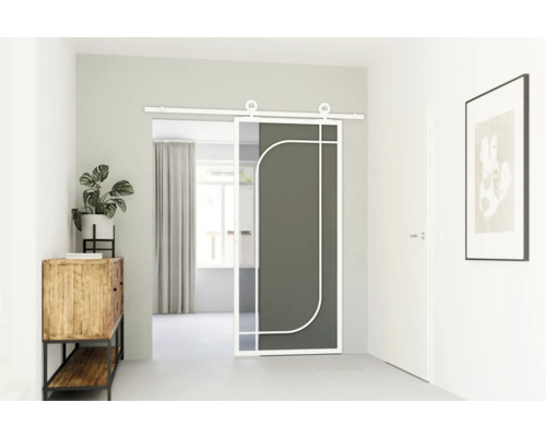 Interiérová fotografie s posuvným dveřním systémem, komodou a pokojovou rostlinou