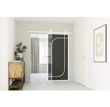 Posuvné dveře s černou vložkou a bílým rámem ve světlé místnosti