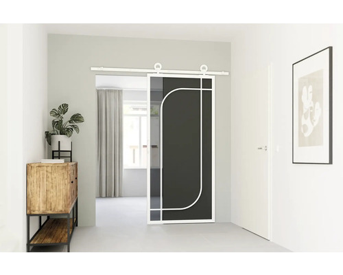 Posuvné dveře s černou vložkou a bílým rámem ve světlé místnosti