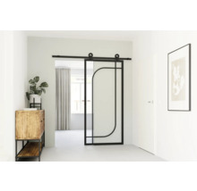 Interiérová scéna se skleněnými posuvnými dveřmi s černým rámem a dřevěnou skříní