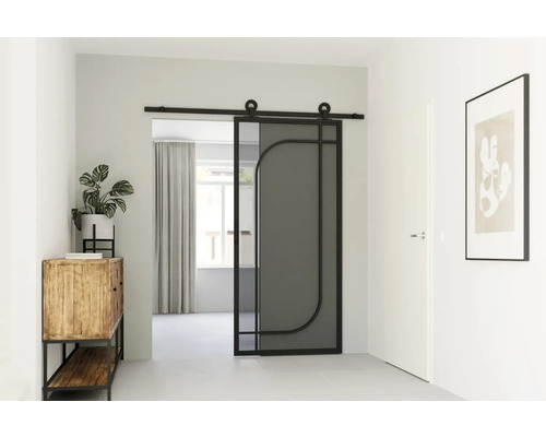 Interiér s posuvnými dveřmi ze skla a kovového rámu