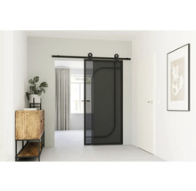 Interiér s posuvnými dveřmi, komodou, rostlinou a obrazem