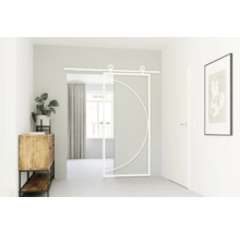 Scéna s posuvnými dveřmi, komodou a pokojovou rostlinou ve světlé místnosti.